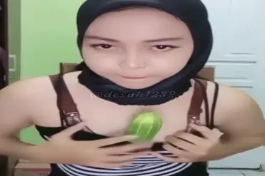 Cewe Jilbab Cantik Live Show Pake Timun WOT Lumer