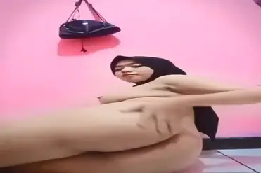 Jilbab Indo Colmek Diam Diam Sambil Nunggu Pacar Di Belakang Lumer